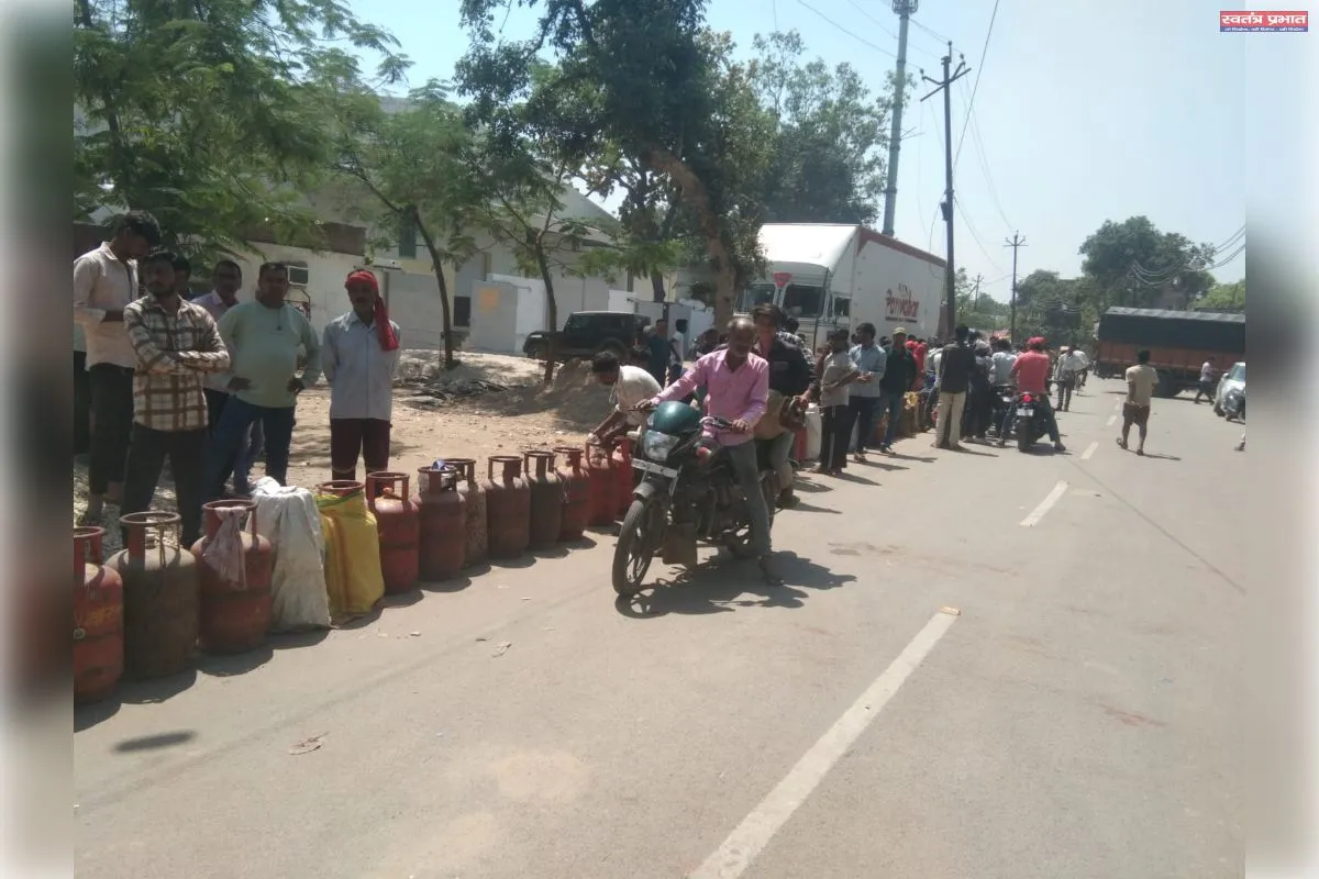 प्रियदर्शनी गैस एजेंसी नैनी में एलपीजी गैस की मारामारी, विभागीय अधिकारी बेखबर