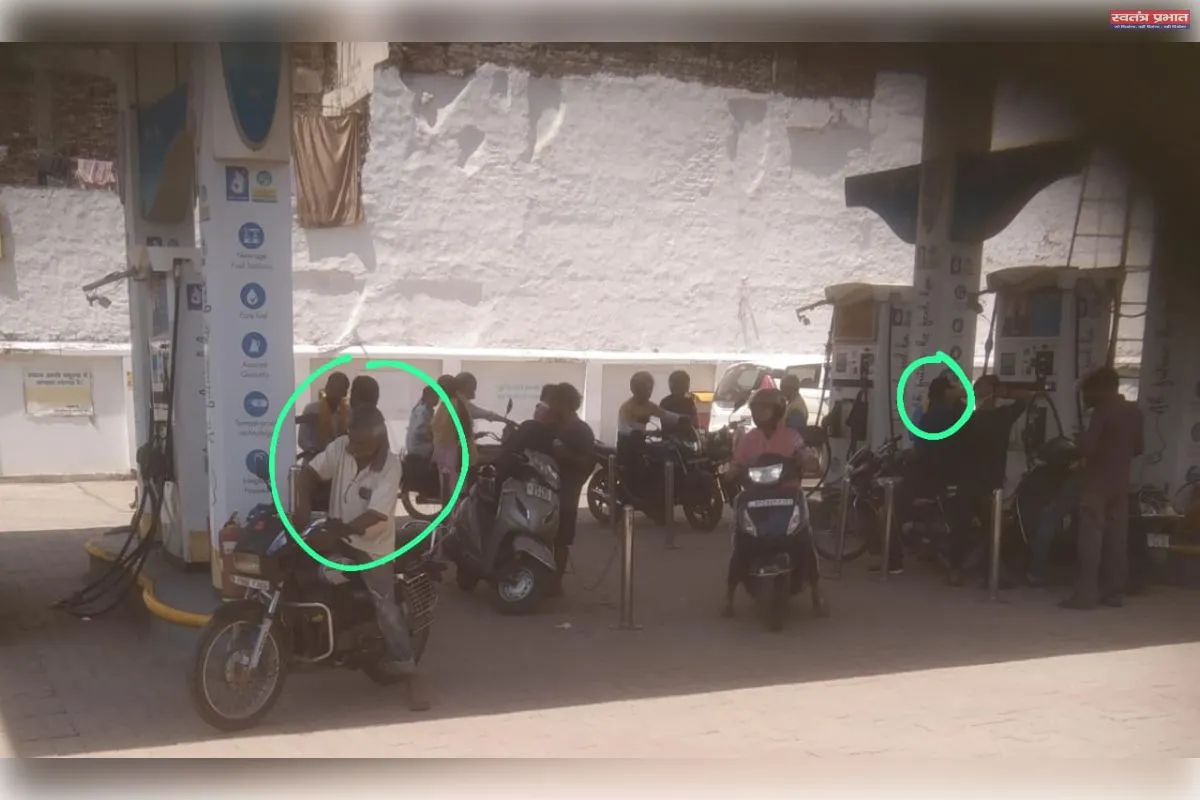 गोविंद नगर में डीएम के आदेश की अनदेखी, बिना हेलमेट चालकों को दिया जा रहा पेट्रोल