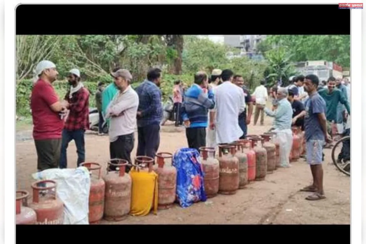 कानपुर में गैस उपभोक्ताओं की फरियाद,साहब सिलेंडर दिला दो, खाना नहीं बन पा रहा