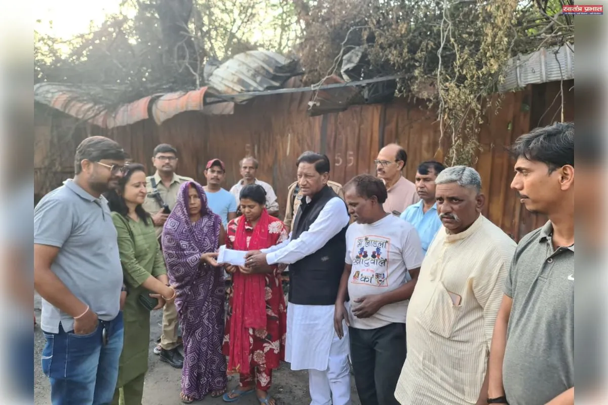 फूलबाग अग्निकाण्ड, पीड़ित की बेटी के विवाह हेतु विधायक ने दी मदद