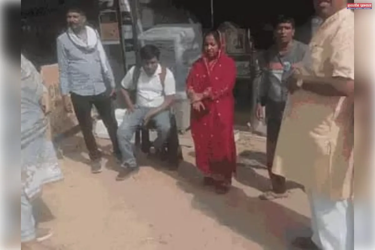 कानपुर: दूषित जलापूर्ति पर फूटा पार्षद का गुस्सा, जेई को धूप में बैठाकर कराया काम शुरू