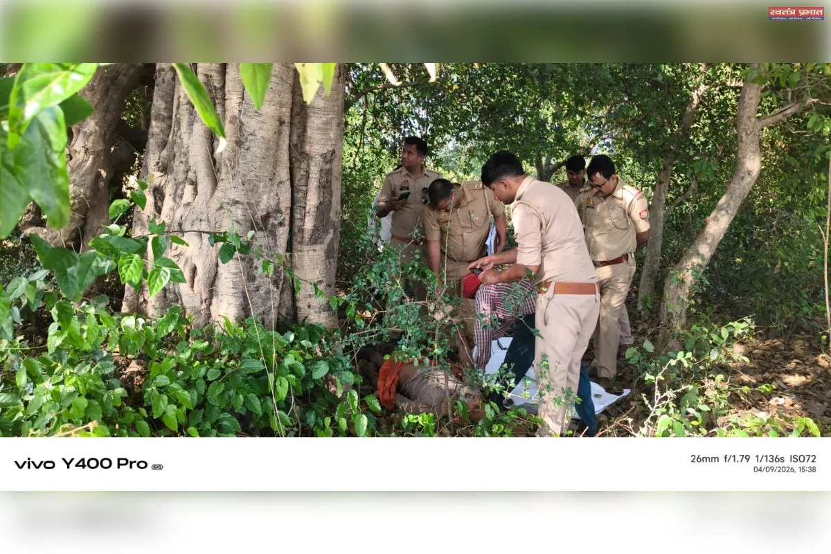 थाना क्षेत्र के बिशुनपुर तिवारी गांव में एक अज्ञात व्यक्ति का शव फांसी के फंदे से लटका मिला
