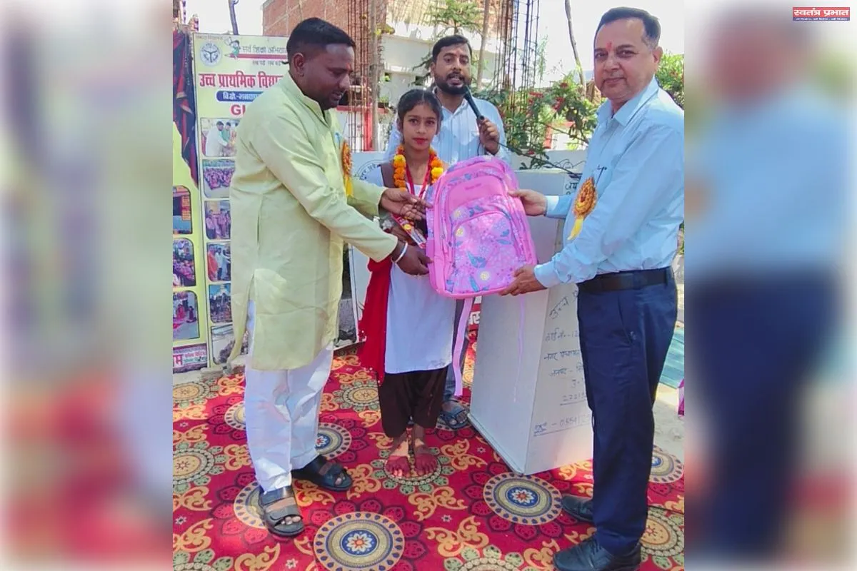 नपं अध्यक्ष  ने बच्चों में बांटा बैग