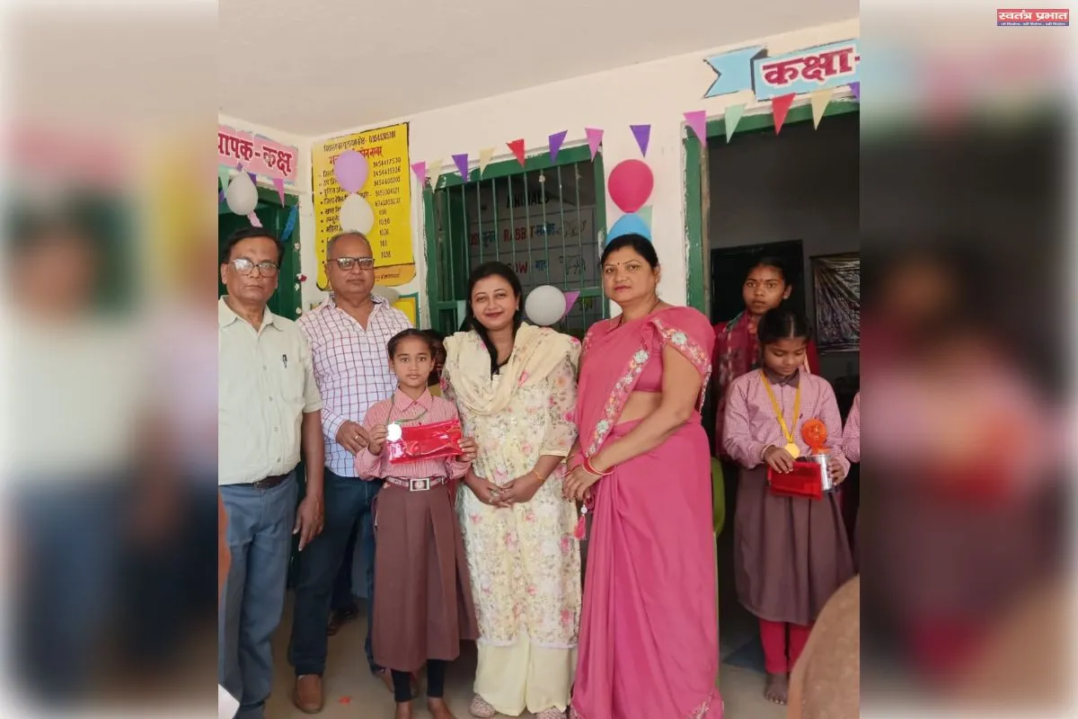 अंकपत्र पाकर खिले बच्चों  के चेहर