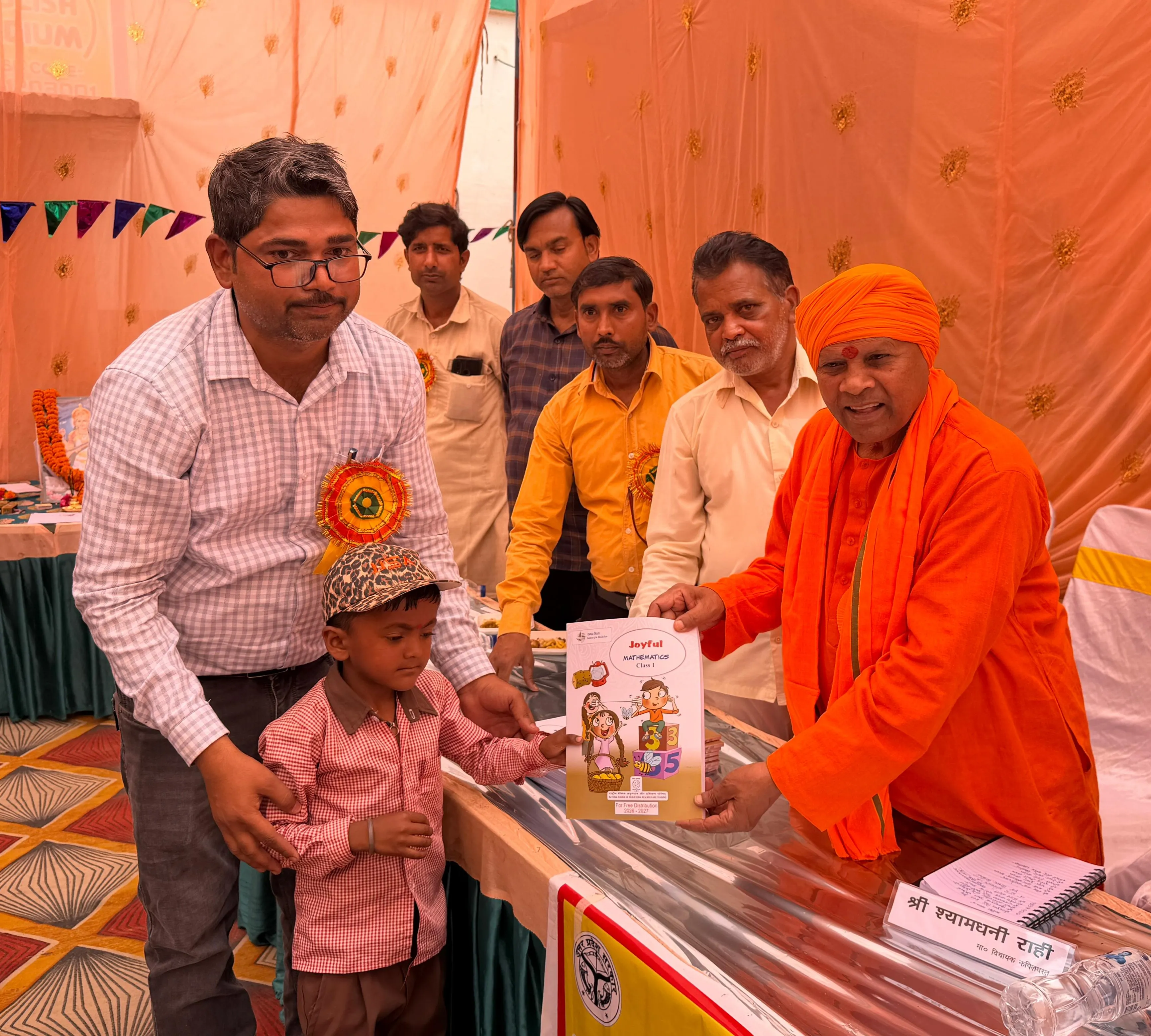 स्कूल चलो अभियान: सिद्धार्थनगर में  विद्यार्थियों ने सुना मुख्यमंत्री योगी का संबोधन, विधायक ने वितरित की पुस्तकें