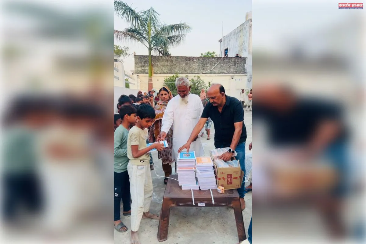 समाजसेवी निजामुद्दीन ने स्कूली बच्चों को कॉपी बांटी
