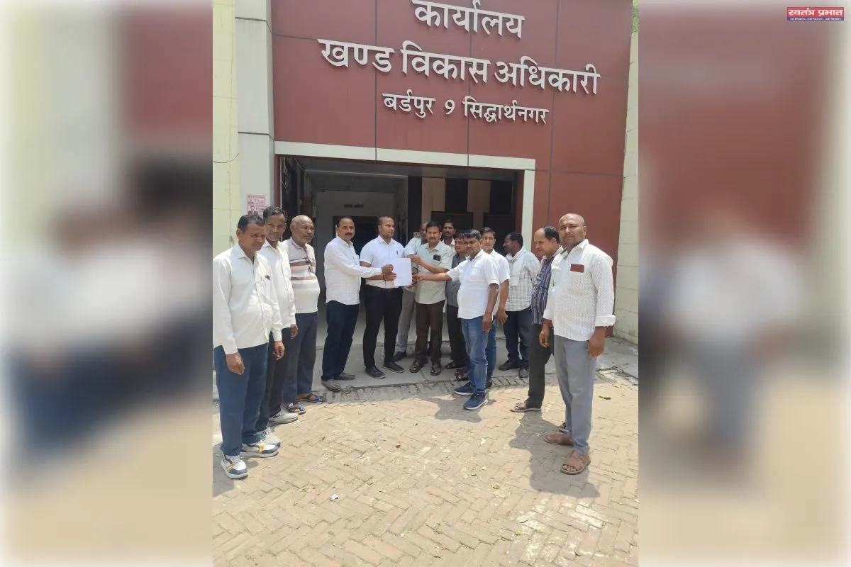 कलमबंद हड़ताल करके रोजगार सेवकों ने किया प्रदर्शन