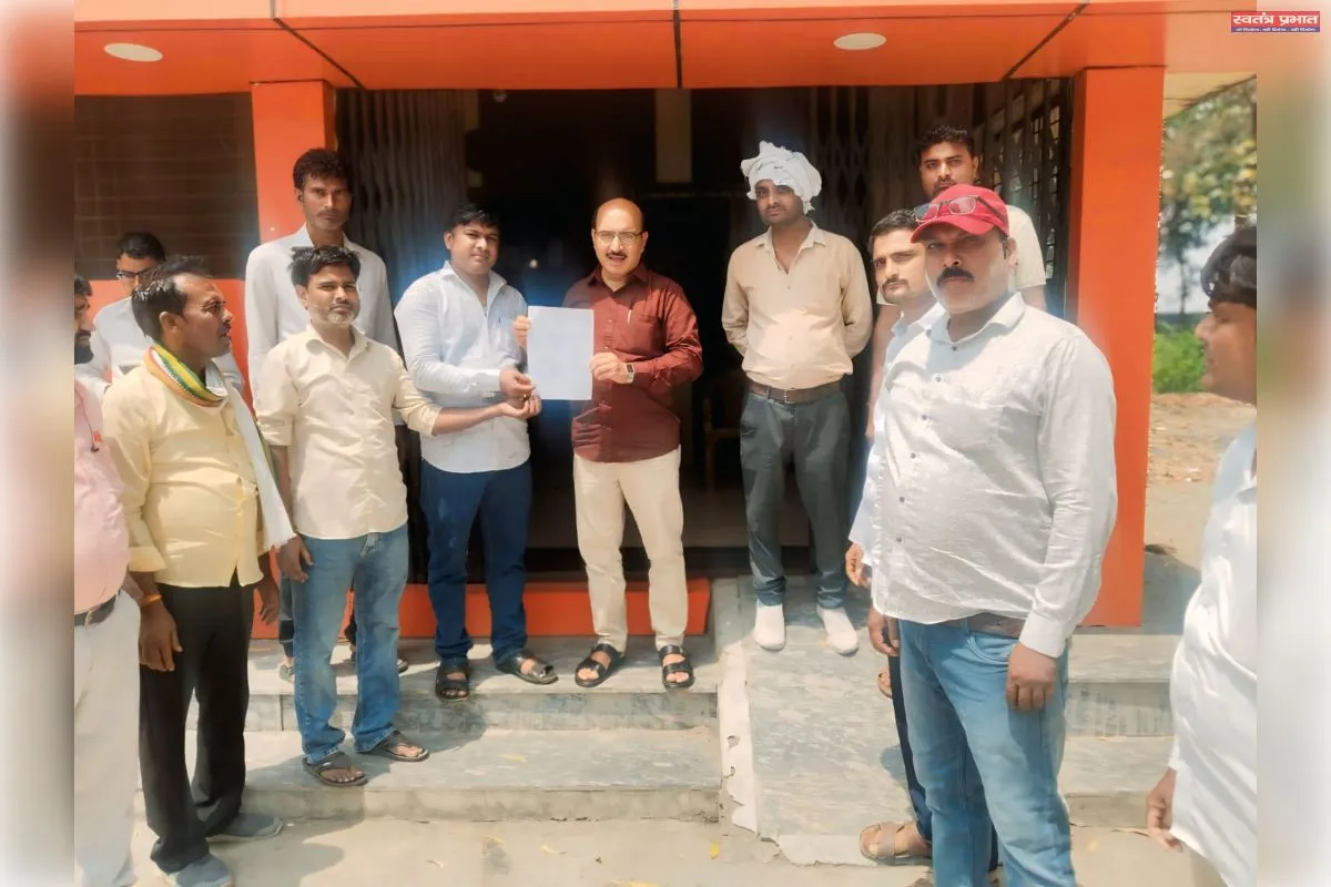 ग्राम रोजगार सेवकों ने अपनी विभिन्न  मागों  को लेकर बीडीओ को  ज्ञापन  सौंपा