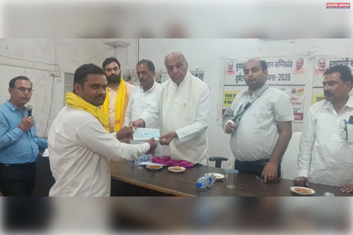 अग्नि पीड़ितों को सांसद ने दिया चेक