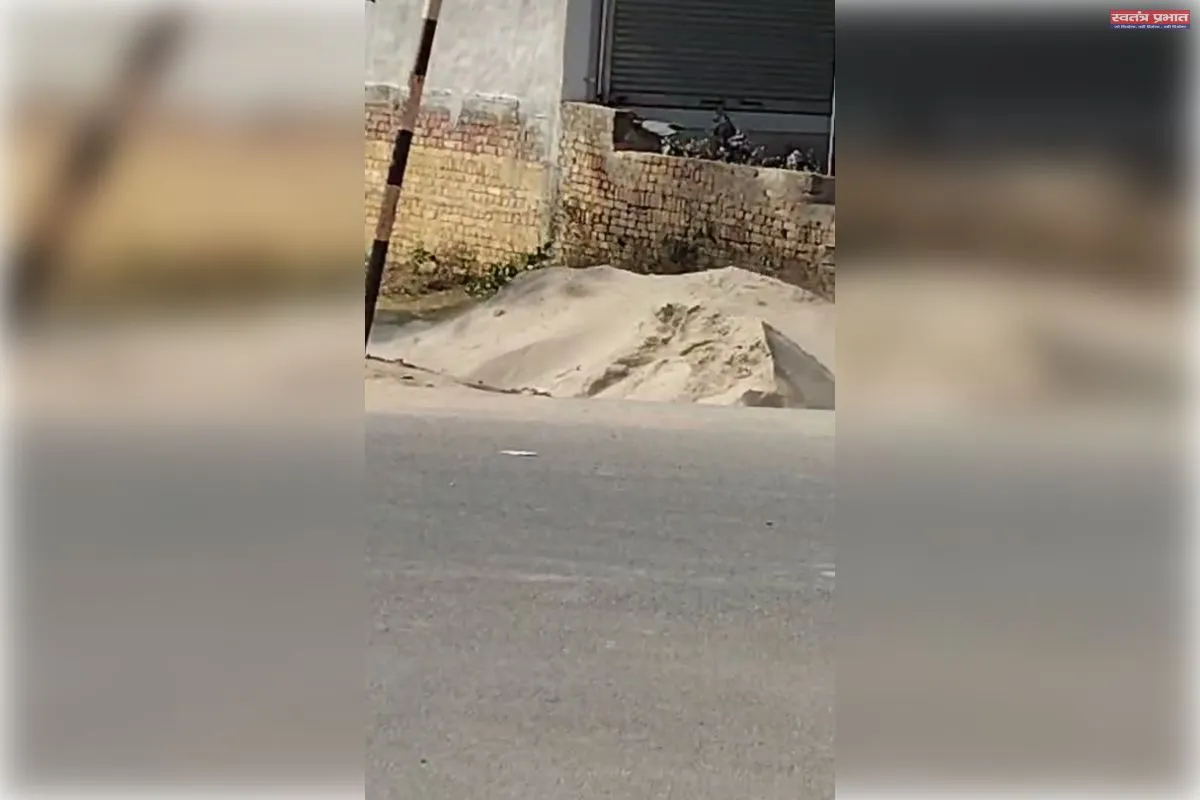 फुटपाथ पर कब्जा कर बेंच रहे मौरंग, गिट्टी व बालू