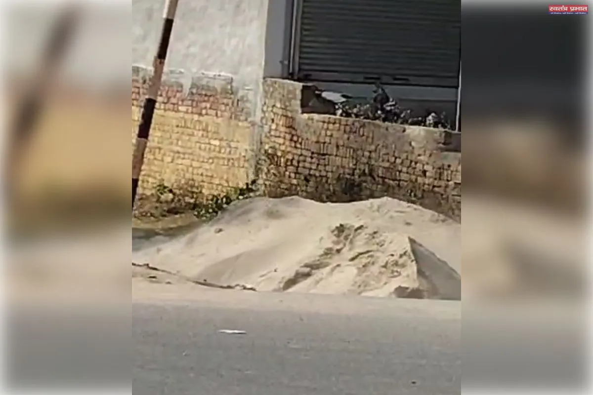 फुटपाथ पर कब्जा कर बेच रहे मौरंग, गिट्टी व बालू