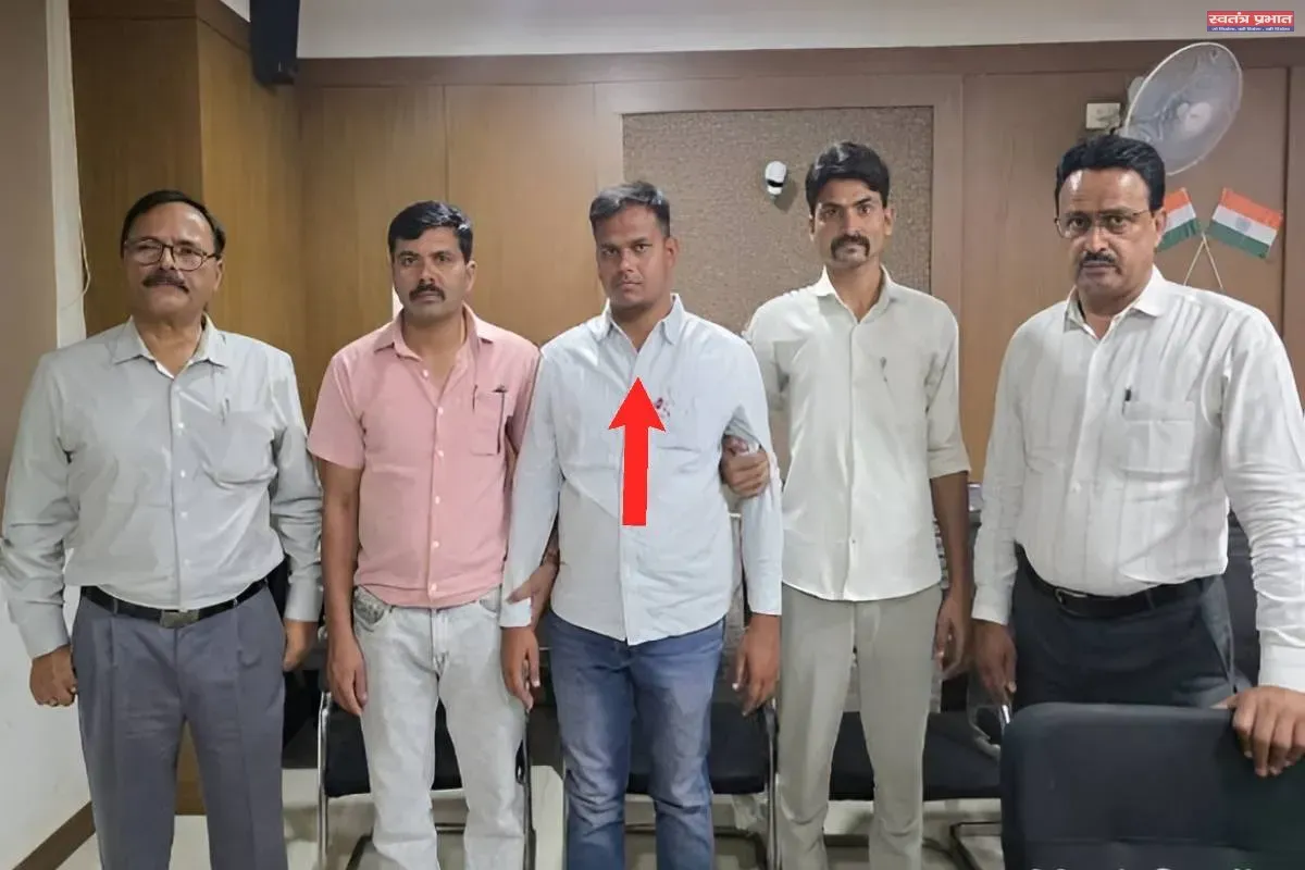 2 लाख के लिए 150 किमी ‘दौड़ते’ आया सब इंजीनियर व उसका साथी, लोकायुक्त ने पकड़ा
