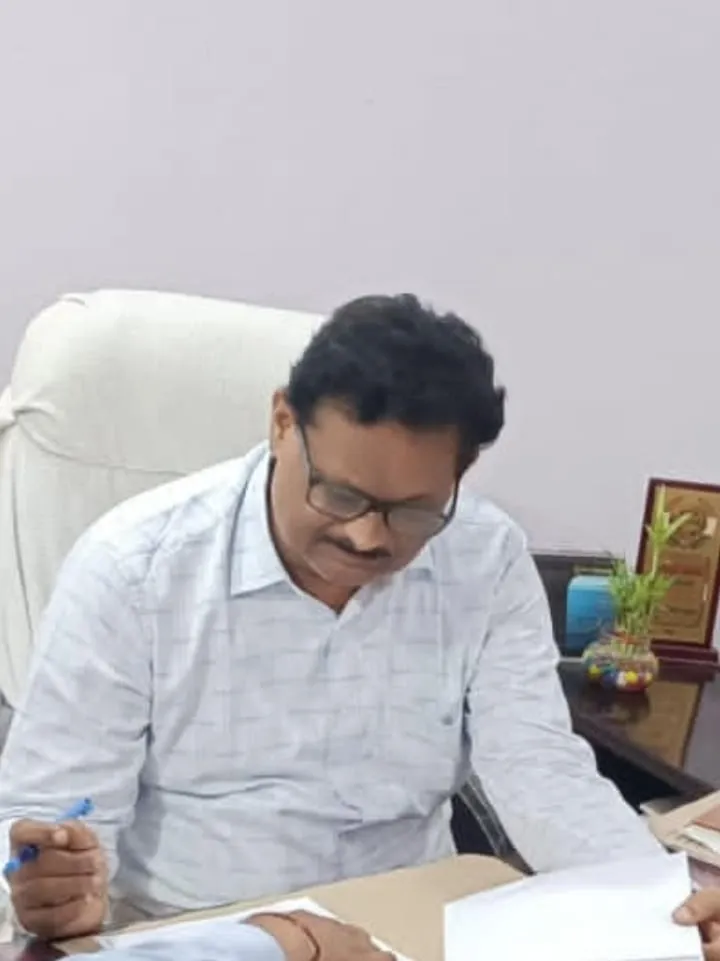 उर्वरक वितरण मे अनियमितता के आरोप मे  विंढमगंज सचिव निलंबित