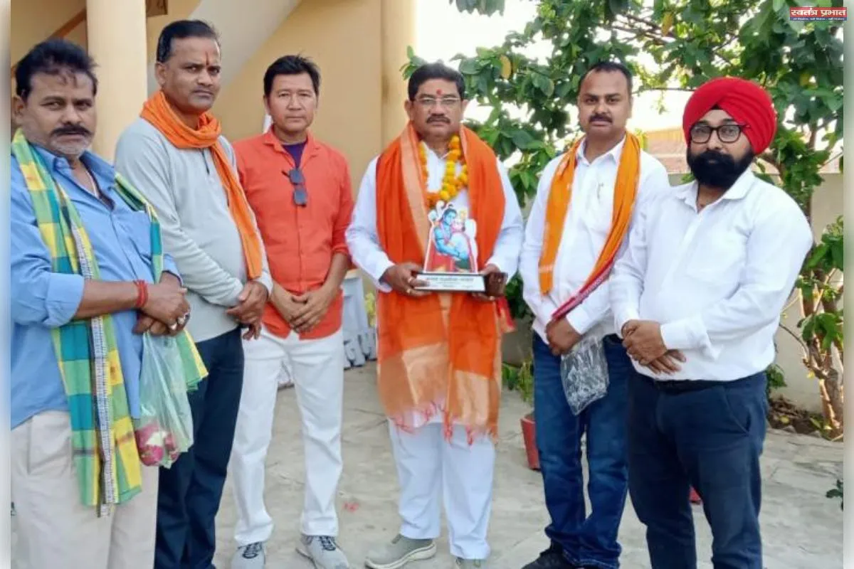 अपने पिता  रामनरेश पांडेय की स्मृति में शव दाह के लिए  दान की छ विश्वा जमीन