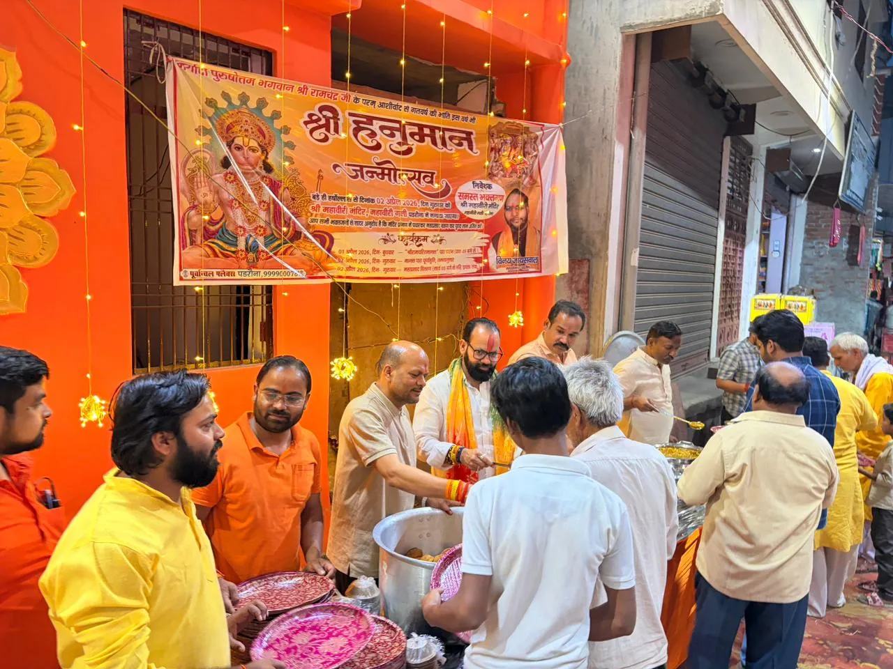 पडरौना महावीरी मंदिर में भव्य भंडारा, हजारों श्रद्धालुओं ने लिया प्रसाद