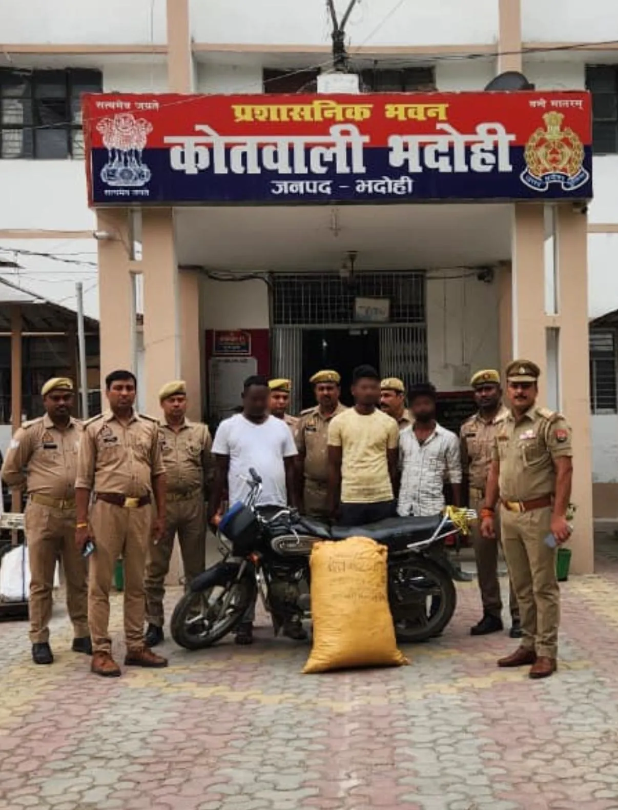 इनामी गांजा तस्कर गिरोह का पर्दाफाश, तीन आरोपी गिरफ्तार