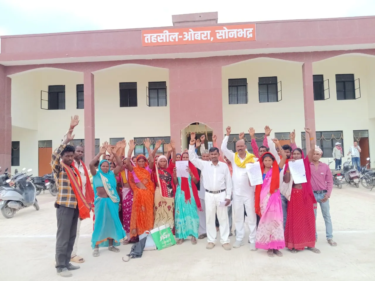 आदिवासियों ने ओबरा तहसील के समक्ष किया प्रदर्शन,शिकायती पत्र देकर वन विभाग व पुलिस पर परेशान करने का लगाया आरोप