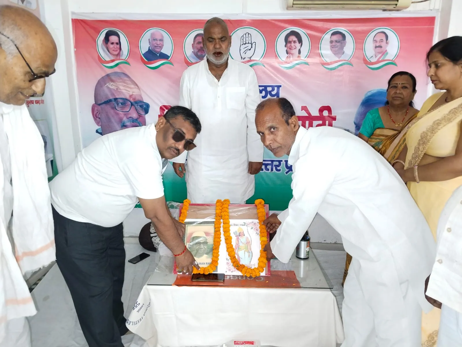 जिला कांग्रेस गोरखपुर ने मनाई बाबू जगजीवन राम और निषादराज गुहा की जयंती ,सामाजिक न्याय और समानता के प्रतीक महापुरुषों को श्रद्धांजलि,