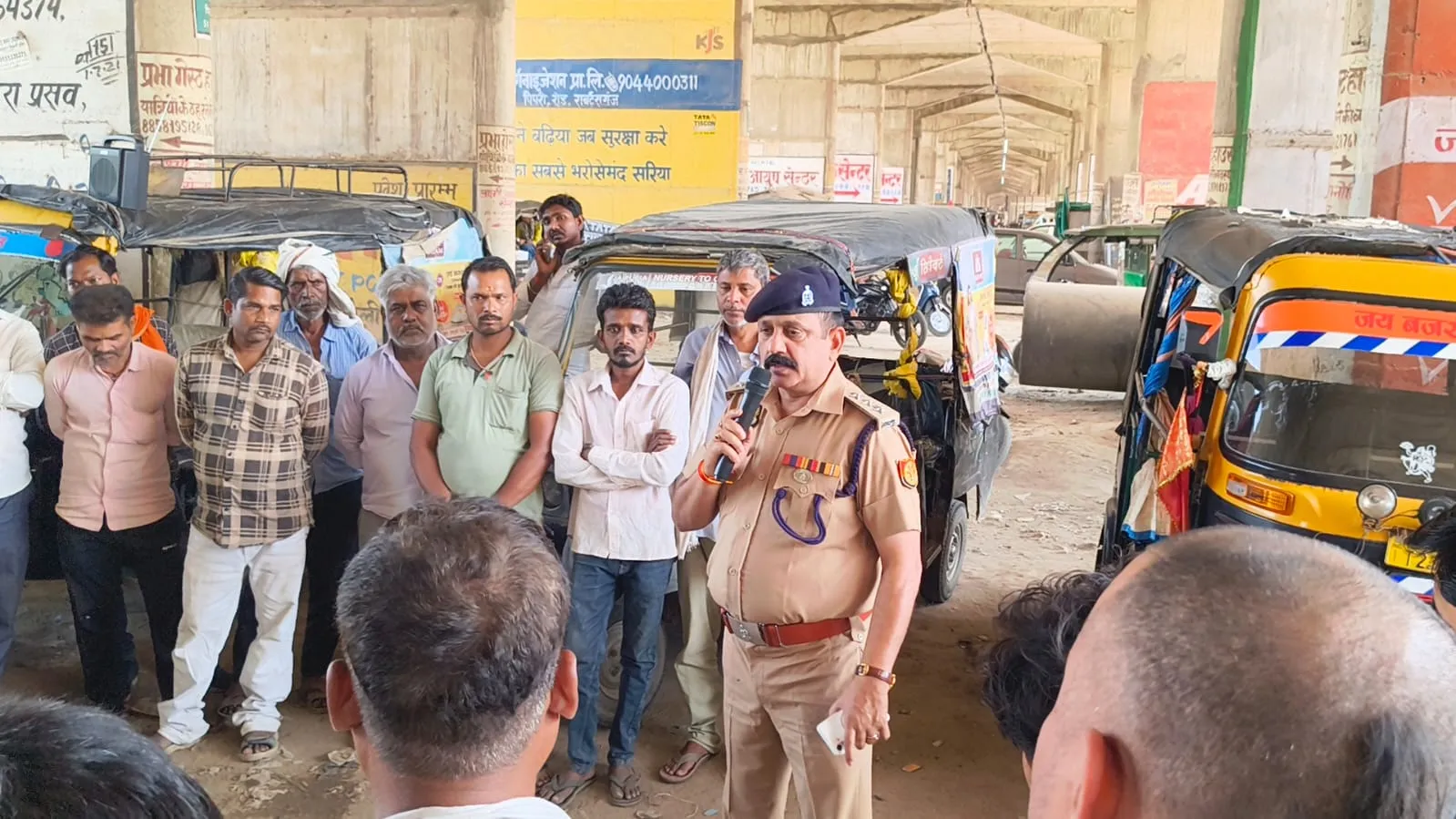 सोनभद्र पुलिस ने किया ऑटो चालकों को यातायात नियमों व सुरक्षा के प्रति जागरूक ,उल्लंघन करने वाले चालकों के विरुद्ध कड़ी कार्यवाही किए  जाने की चेतावनी