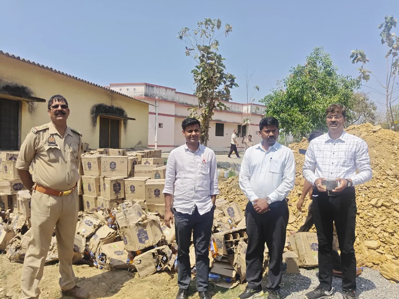 ऑपरेशन दहन के तहत अवैध शराब के विरुद्ध बड़ी कार्यवाही, थाना हाथीनाला पर मुकदमाती माल का विधिक निस्तारण