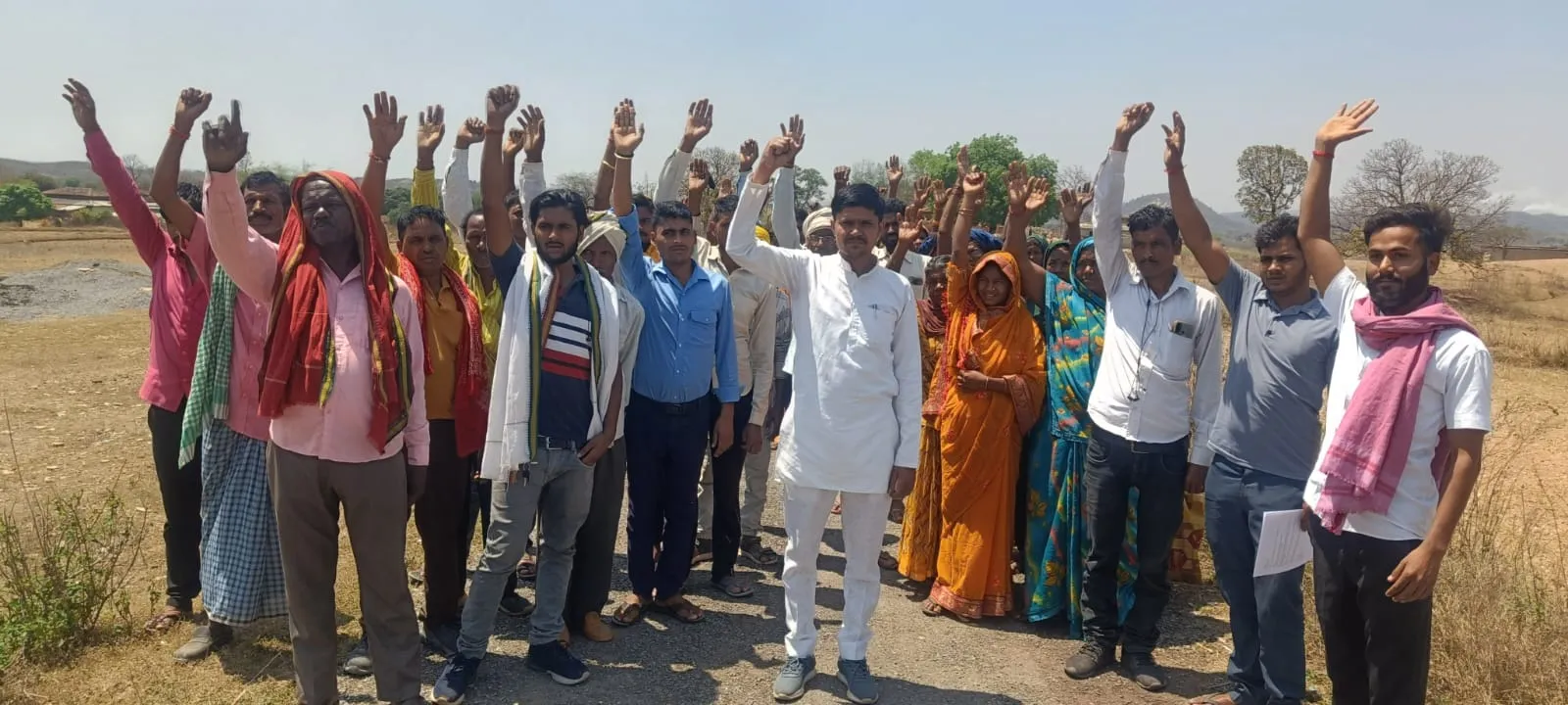 विद्युतीकरण को लेकर ग्रामीणों ने किया जोरदार प्रदर्शन, विद्युतीकरण कराने मांग