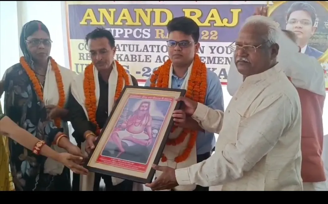 पीसीएस आनंद राज सिंह का माता-पिता के साथ हुआ भव्य स्वागत