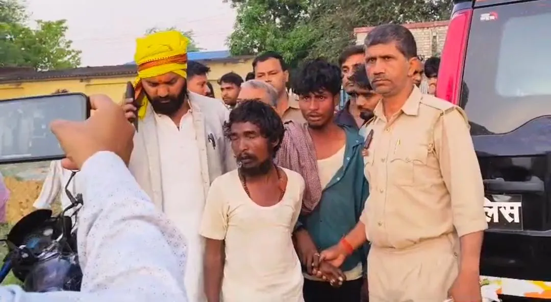 प्राचीन हनुमान मंदिर में तोड़़ फोड़़, किया आग के हवाले