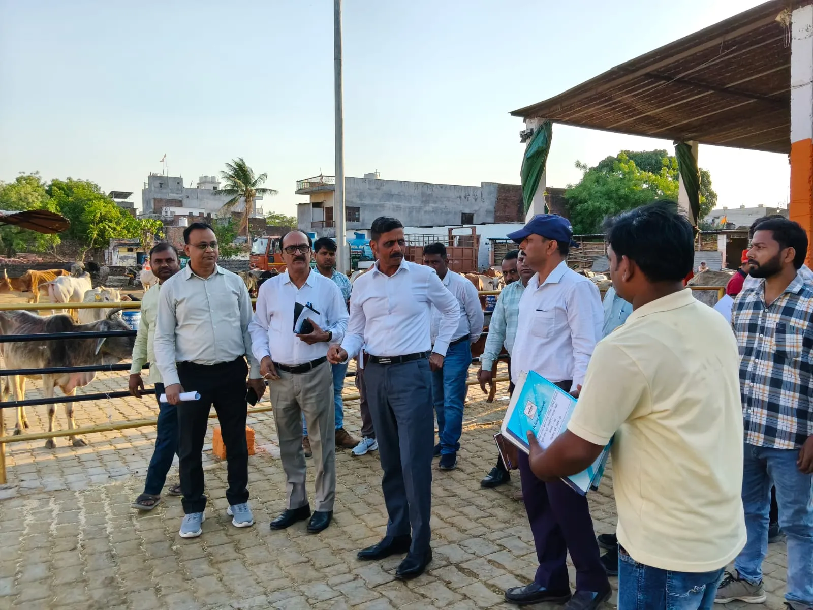 मण्डलायुक्त ने अस्थायी गौ आश्रय स्थल रावर्टसगंज का किया औचक निरीक्षण, दिये संबंधित अधिकारियों को सख्त निर्देश