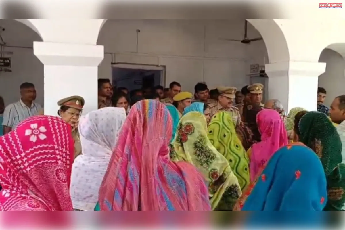 दहेज हत्या आरोपियों की गिरफ्तारी न होने से नाराज परिजनों ने पुलिस अधीक्षक कार्यालय का किया घेराव