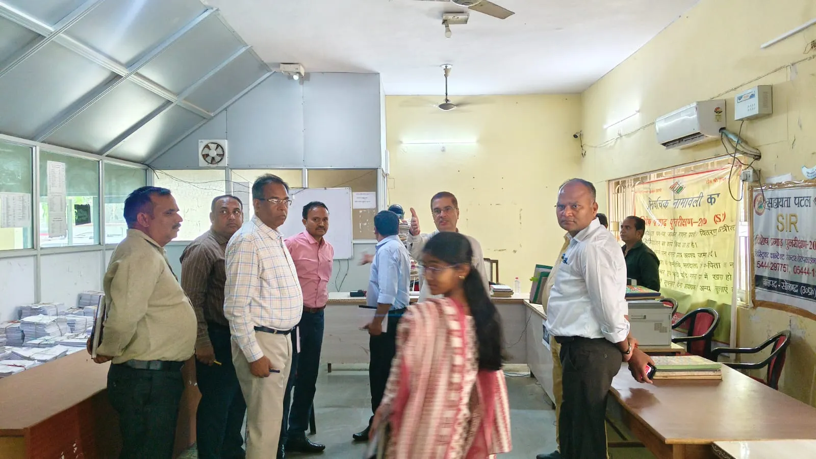 फार्मर रजिस्ट्री के विशेष कैम्प में अनुपस्थित लेखपाल को जिलाधिकारी ने स्पष्टीकरण जारी करने के दिये निर्देश