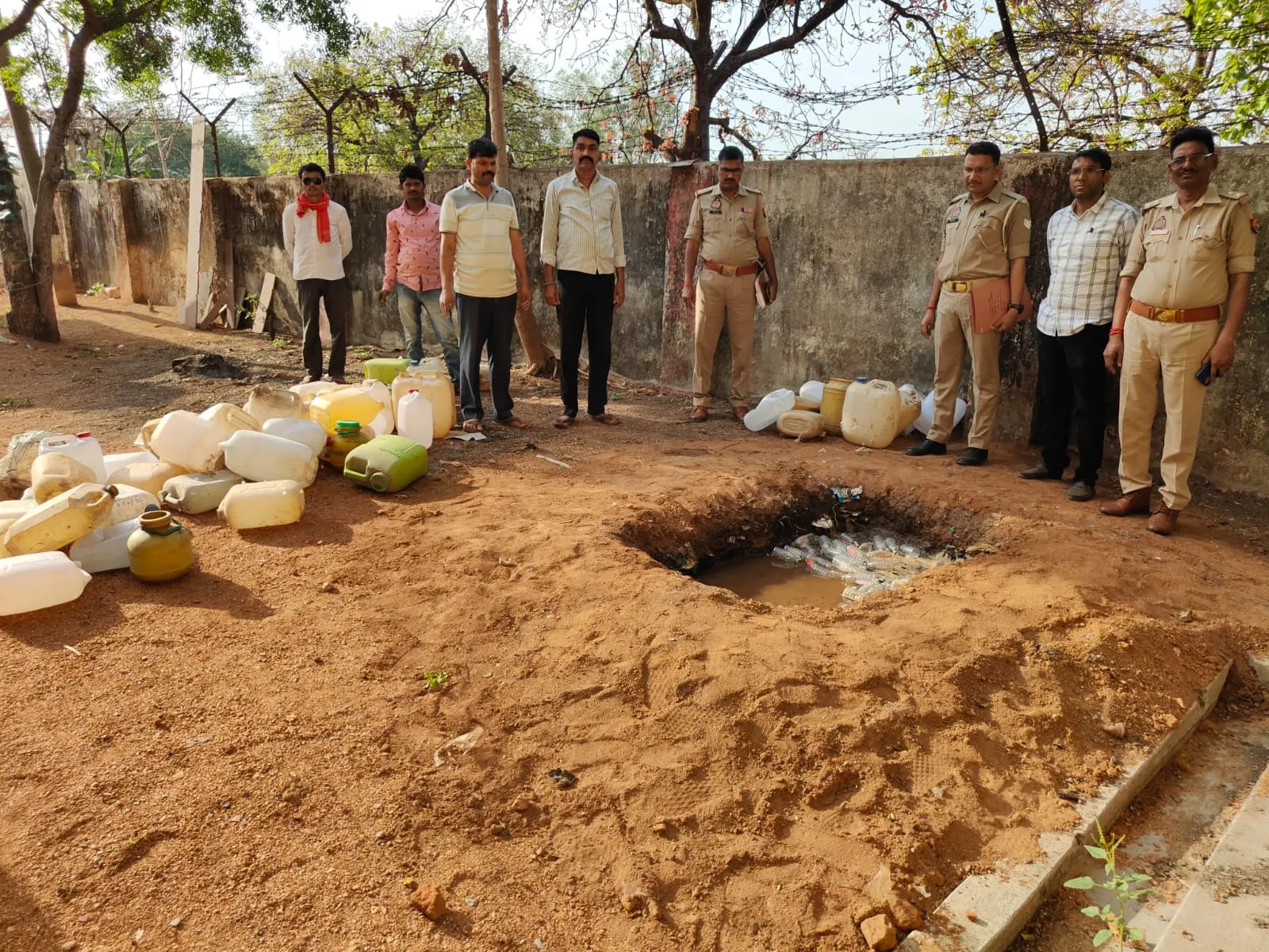 ऑपरेशन दहन के तहत कार्यवाही , बभनी पुलिस द्वारा 62 अभियोगों से संबंधित 693 लीटर अवैध देशी शराब दहन