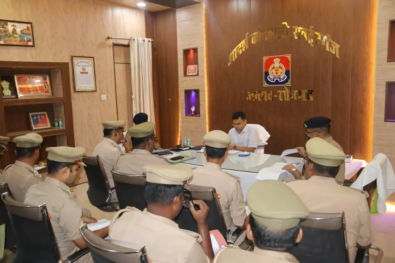 पुलिस अधीक्षक सोनभद्र द्वारा थाना रॉबर्ट्सगंज पर अर्दली रूम आयोजित, लंबित विवेचनाओं, जनशिकायतों, महिला अपराध व सड़क सुरक्षा (ZFD) की गहन समीक्षा