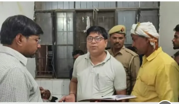 अनियंत्रित कार ने मारी टक्कर, 12 वर्षीय बालिका समेत 8 लोग गंभीर घायल; ग्रामीणों ने की पिटाई