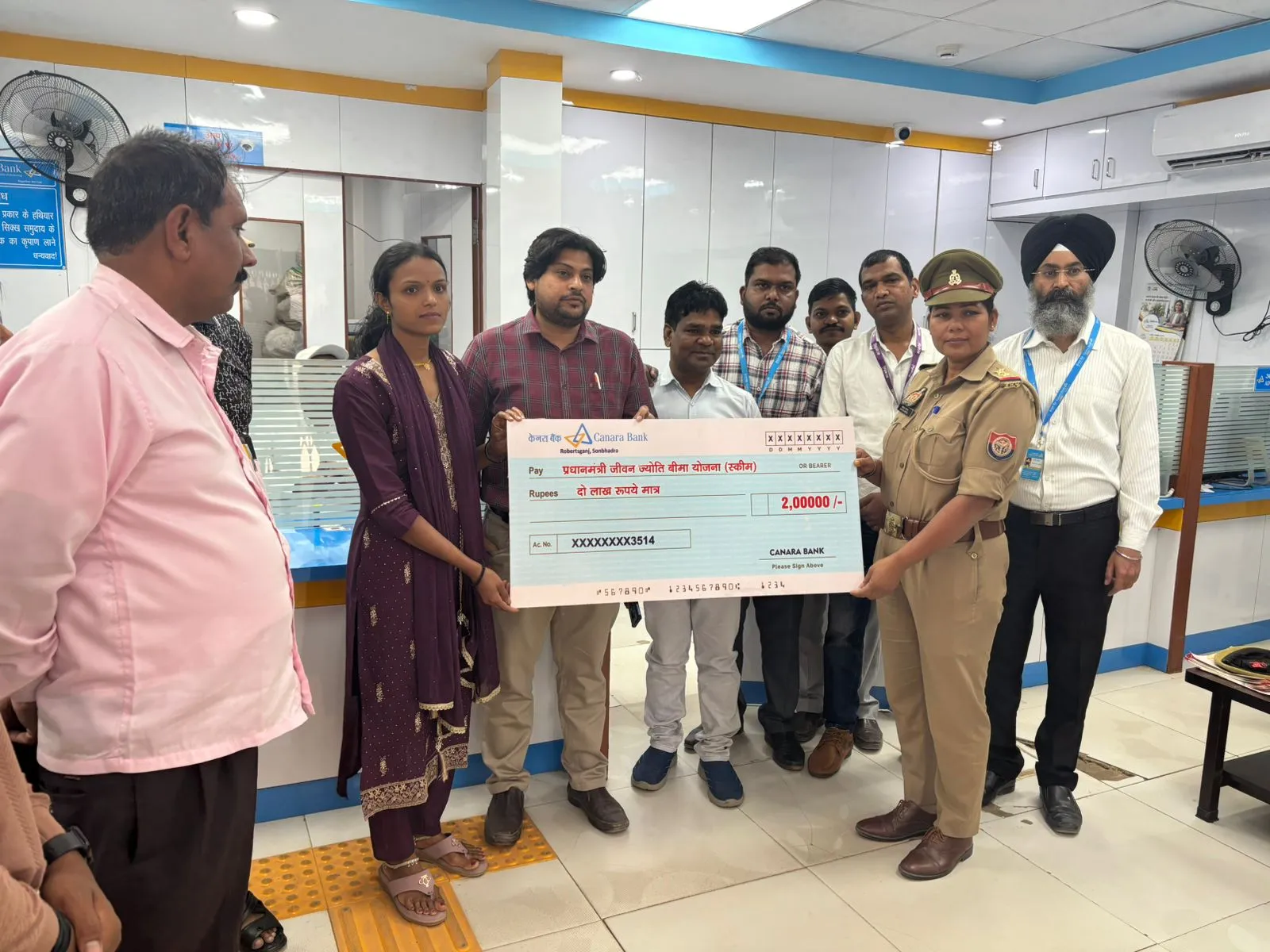 मृतक आश्रित ज्योति को दो लाख रुपये का मिला चेक