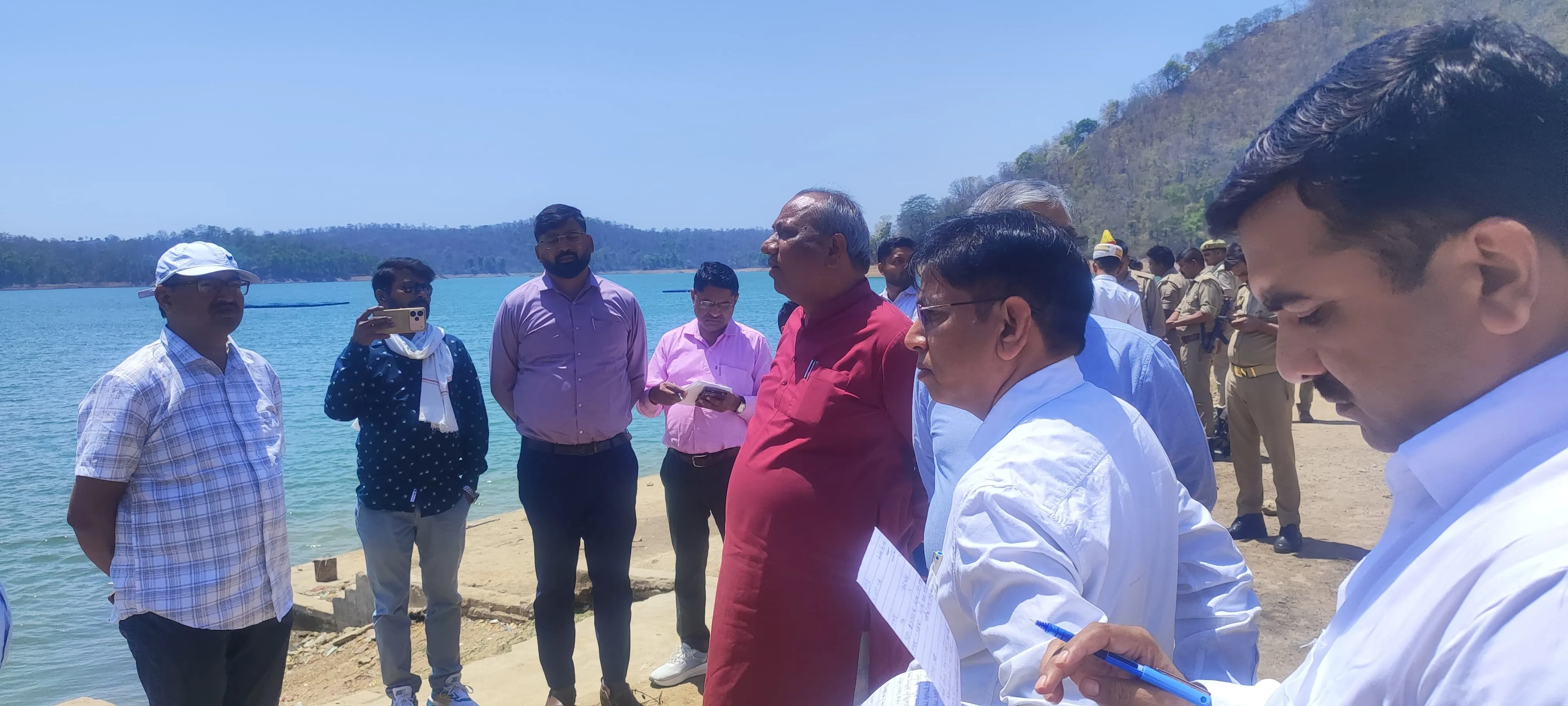 अनियमितताओं की खबर का  मत्स्य मंत्री ने लिया संज्ञान,ओबरा बांध सहित रिहंद बांध  का किया निरीक्षण