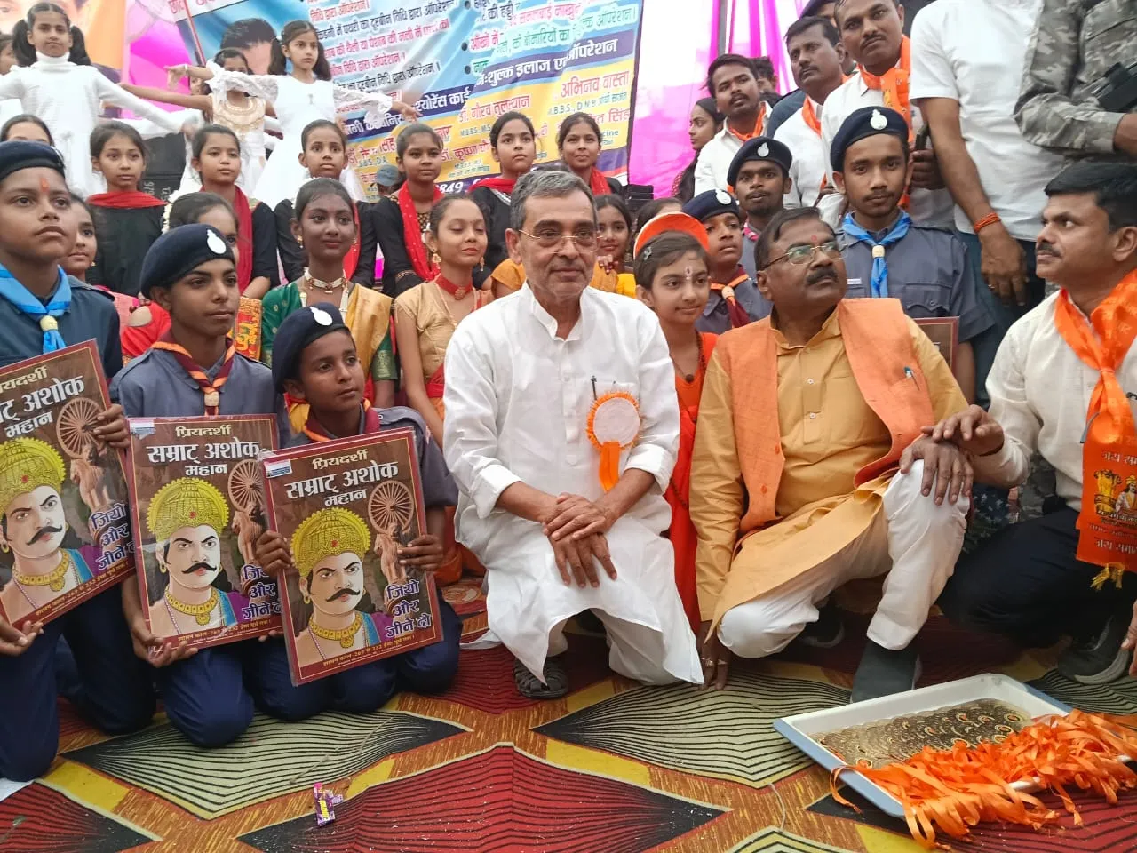 सम्राट अशोक जयंती समारोह में छात्राओं ने बिखेरा हुनर, सांसद उपेंद्र कुशवाहा ने ली सेल्फी