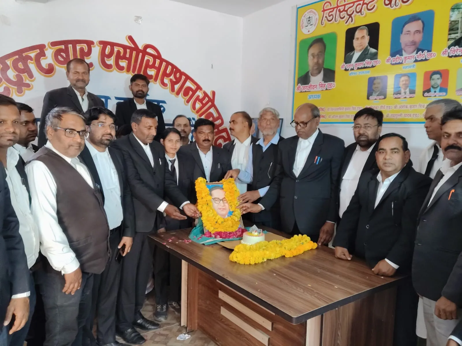 सोनभद्र में अधिवक्ताओं ने जयंती के पूर्व संध्या पर डॉक्टर भीमराव अंबेडकर को किया याद