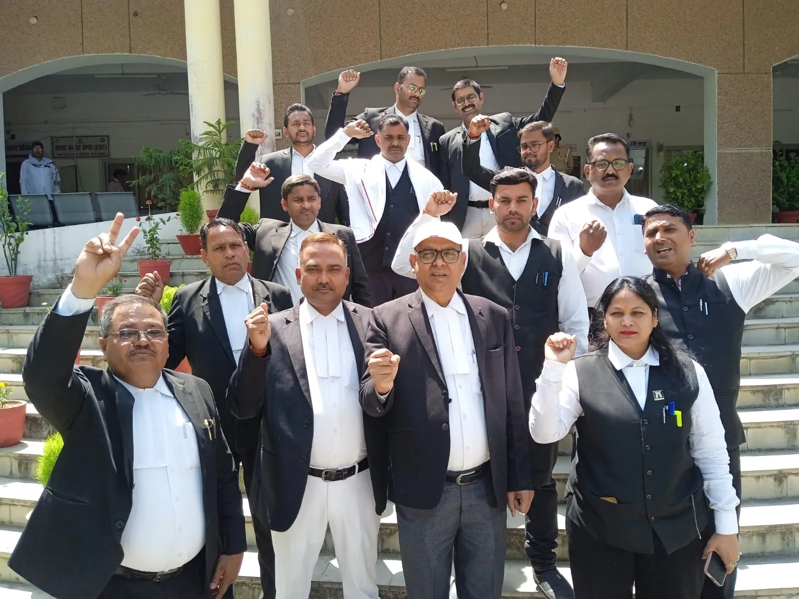 मिर्जापुर में अधिवक्ता साथी की गोली मारकर की गई हत्या पर वकील बिफरे