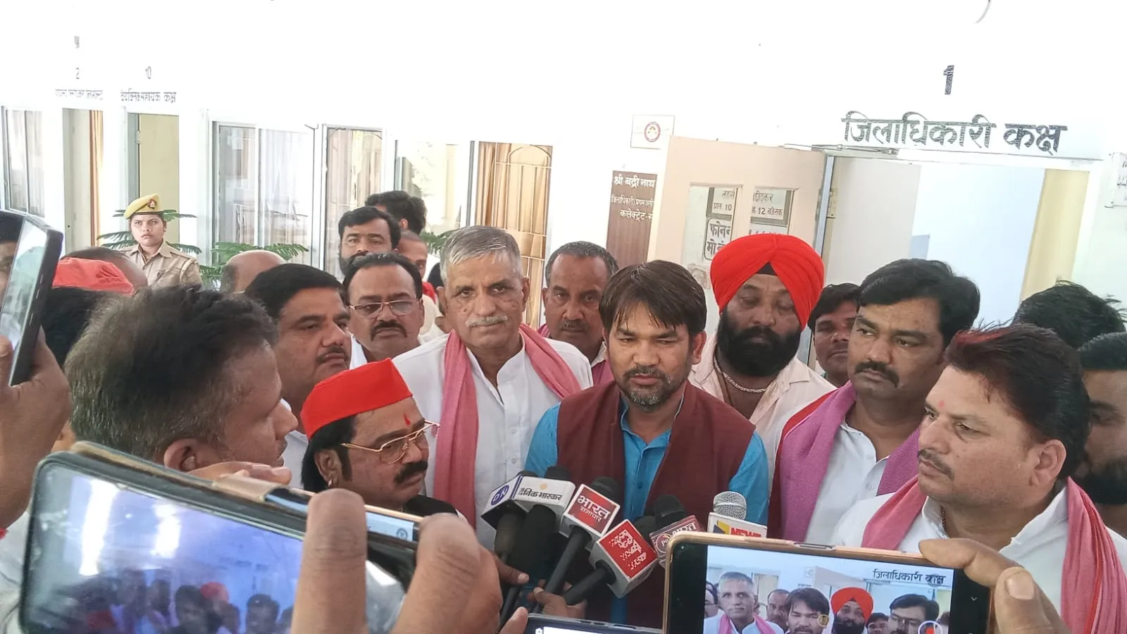 पूर्व जिला पंचायत अध्यक्ष समेत कई के खिलाफ मुकदमा दर्ज , विरोध में सपाईयों ने जिलाधिकारी  को सौपा ज्ञापन