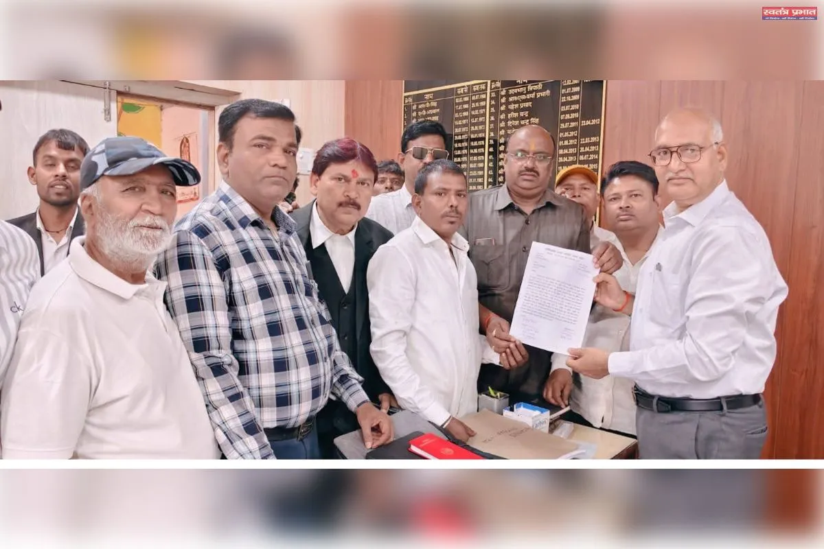 निजी स्कूलों की फीस वृद्धि के विरोध में अभिभावकों का प्रदर्शन, डीएम को सौंपा ज्ञापन