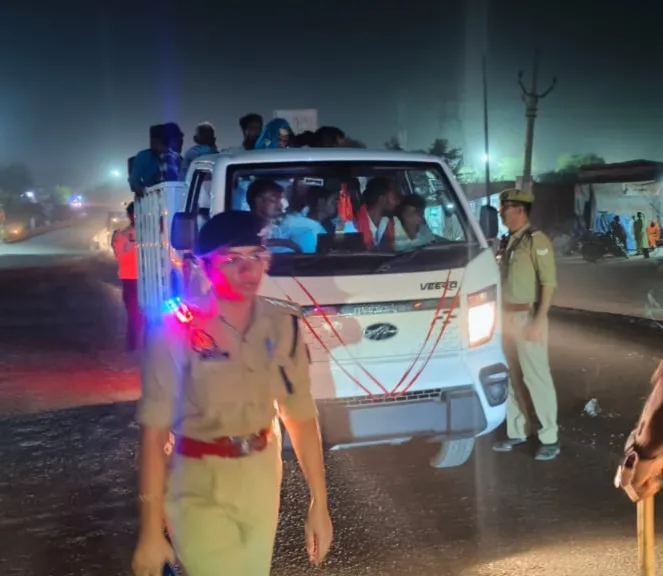 यातायात नियमों के उल्लंघन पर सख्ती,  यातायात नियमों का उल्लंघन करने वाले वाहनों पर चला प्रशासन का चाबुक