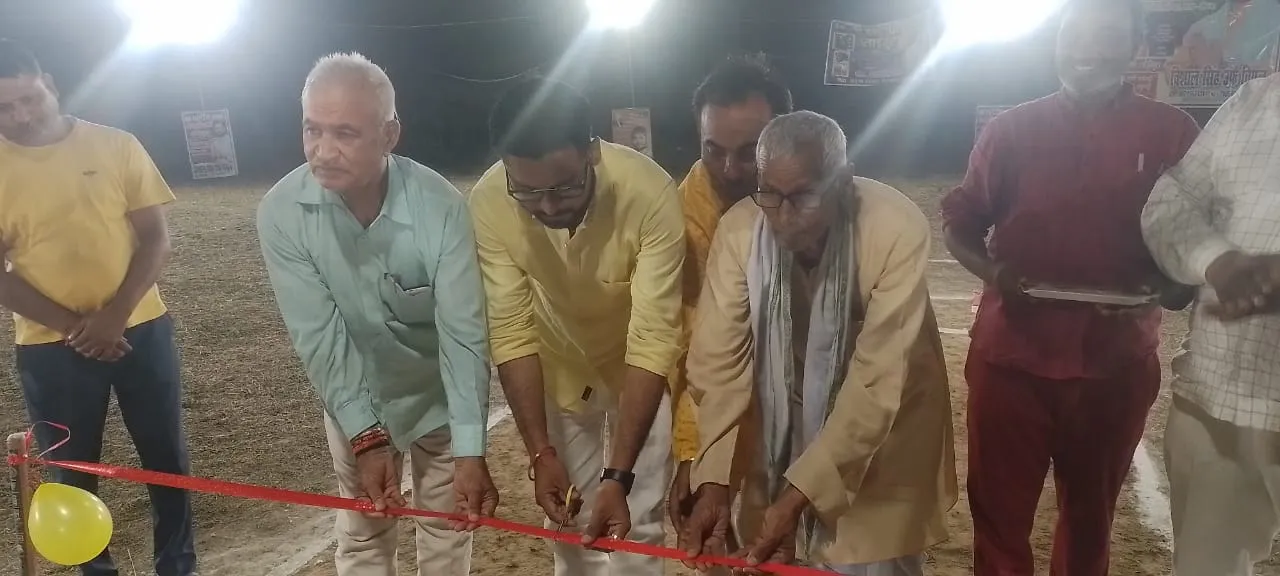 क्रिकेट टूर्नामेंट का तीसरा दिन बल्लेबाजी कर समाजसेवी विशाल सिंह ने किया शुभारंभ