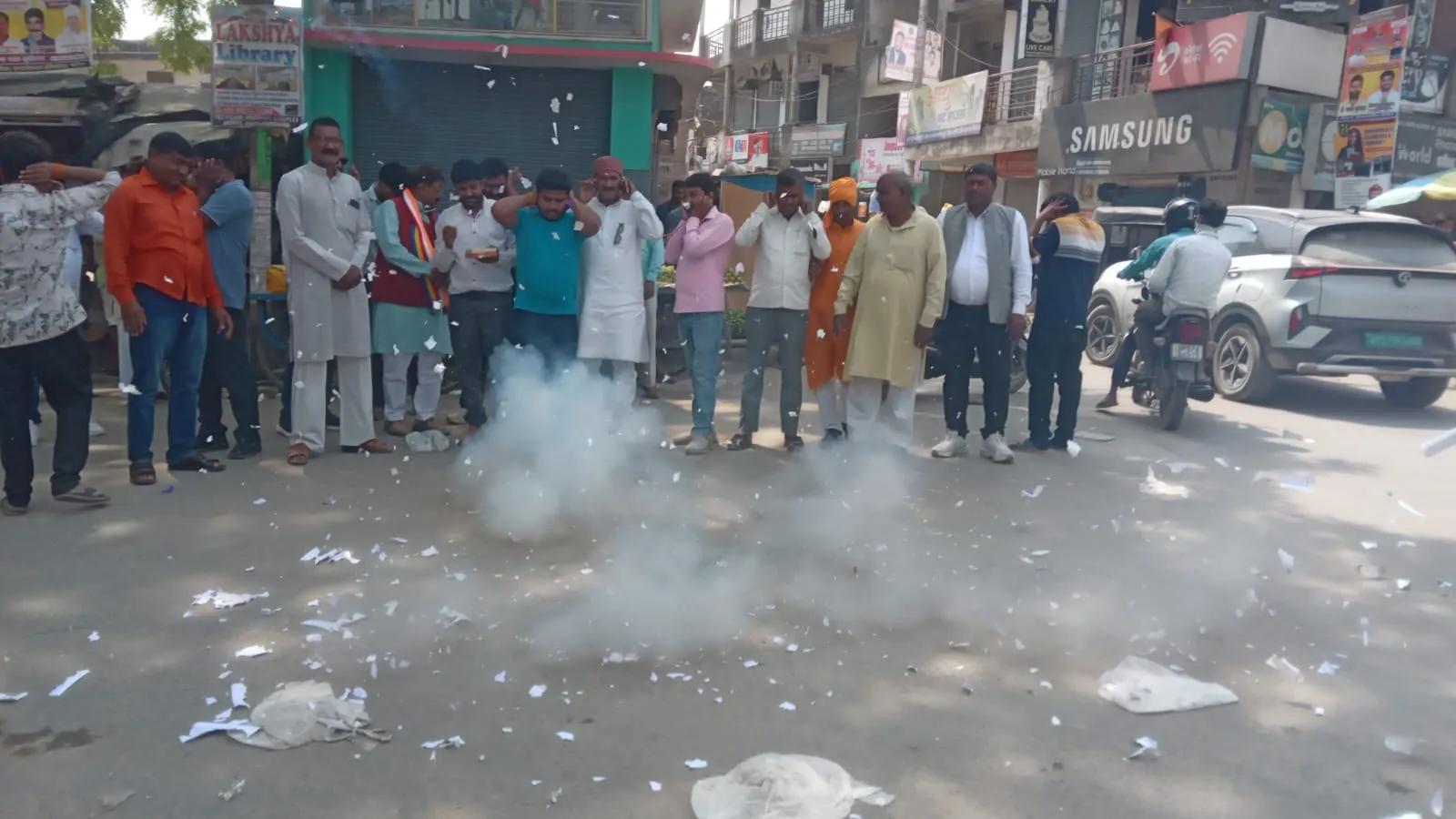 सम्राट चौधरी के सीएम बनने पर पडरौना में जश्न, आतिशबाजी और मिठाई बांटकर जताई खुशी