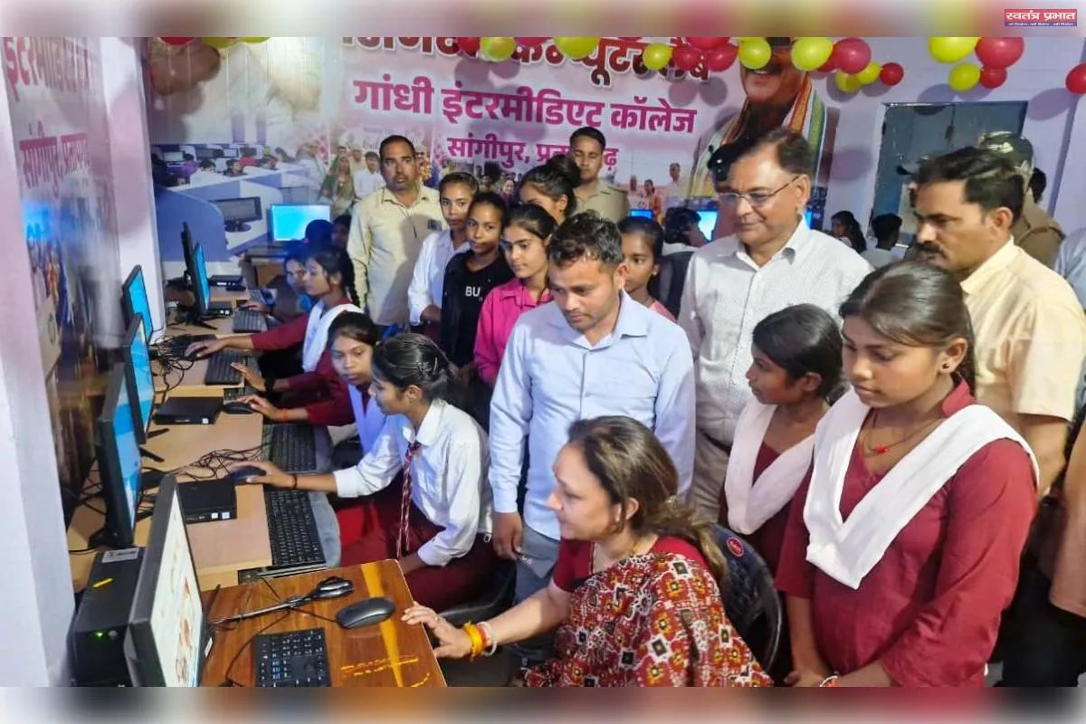 कम्प्यूटर शिक्षा को सुदृढ़ बनाने के लिए विधायक मोना ने मेधावियों को दी कम्प्यूटर सेटों की सौगात 