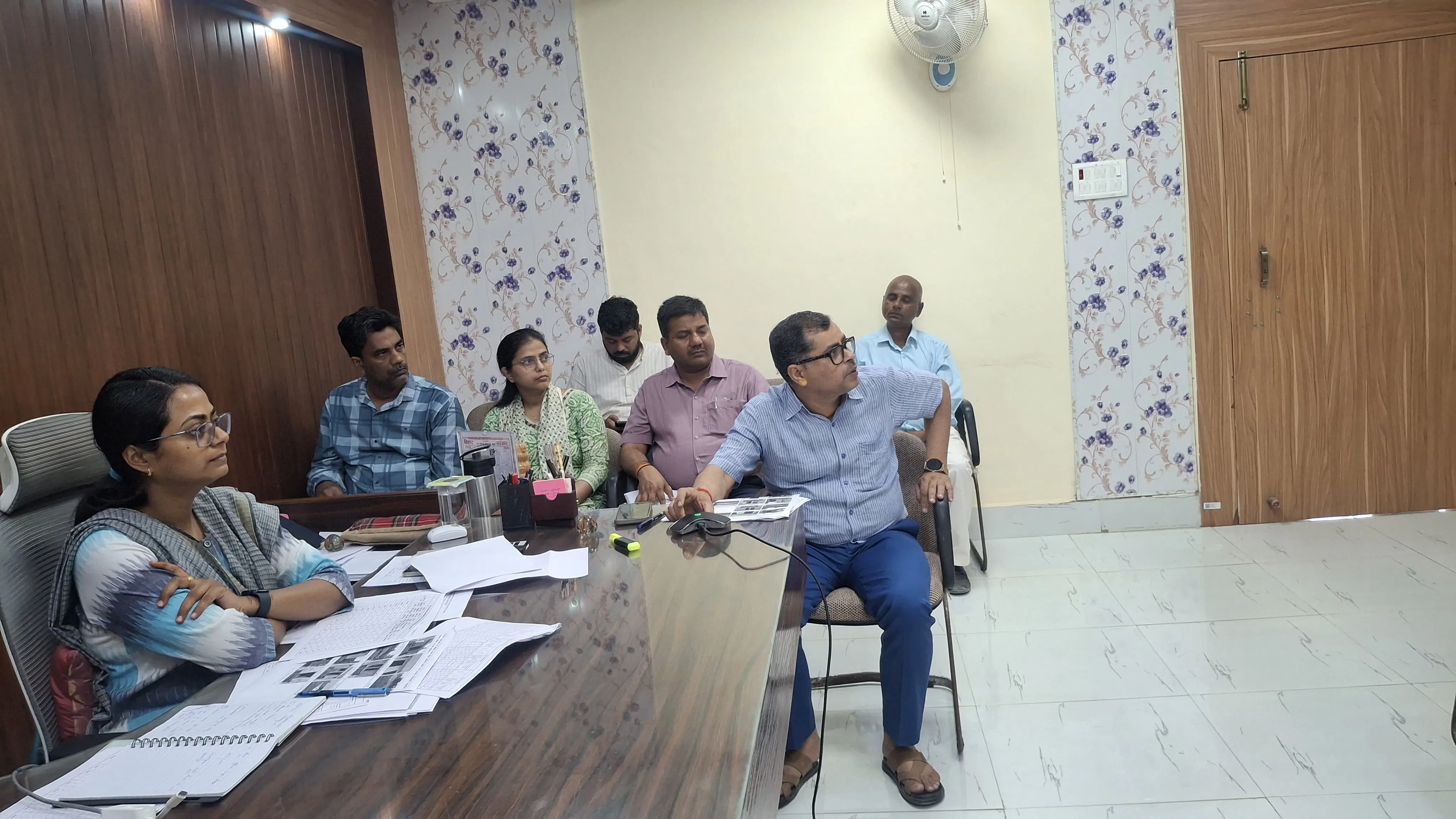 वीसी के जरिए योजनाओं की समीक्षा, समय पर लक्ष्य पूरा करने का निर्देश