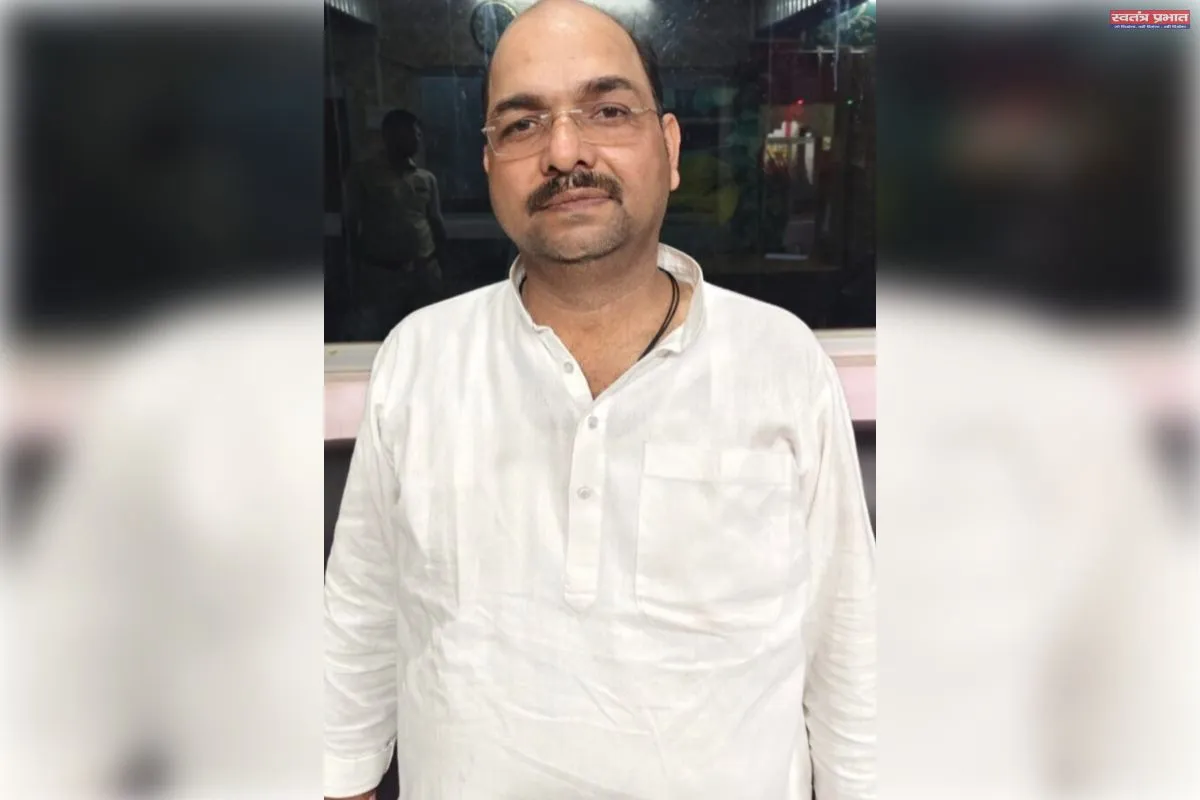 पचास हजार रुपए रिश्वत लेते समय दबोच लिया