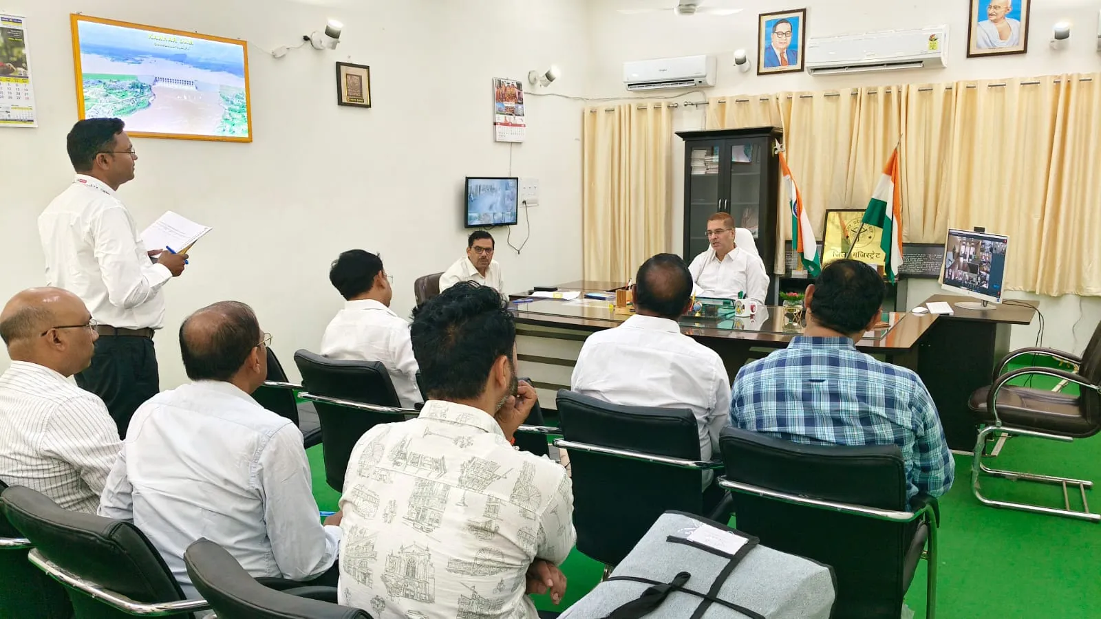 प्रधानमंत्री फसल बीमा योजना की समीक्षा बैठक सम्पन्न, किसानों को 10 दिन में मुआवजा देने के निर्देश