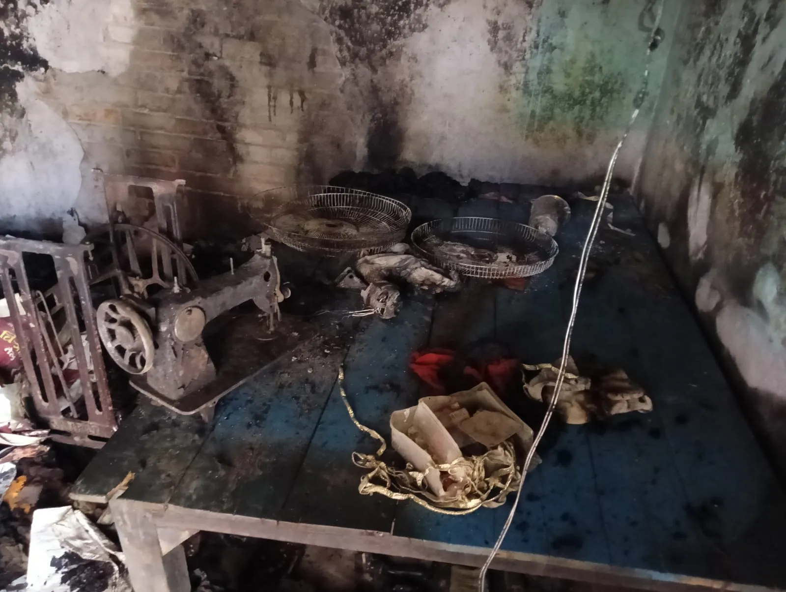 संदिग्ध परिस्थिति  में घर में  लगी  आग, लाखों का सामान जलकर हुआ खाक