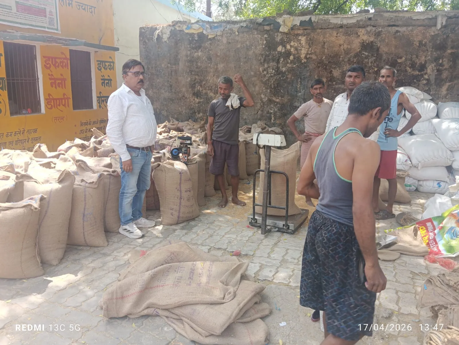 किसान से फार्मर आईडी तथा खसरा प्राप्त करने के उपरांत गेंहू खरीद करें सुनिश्चित  - अवधेश सिंह