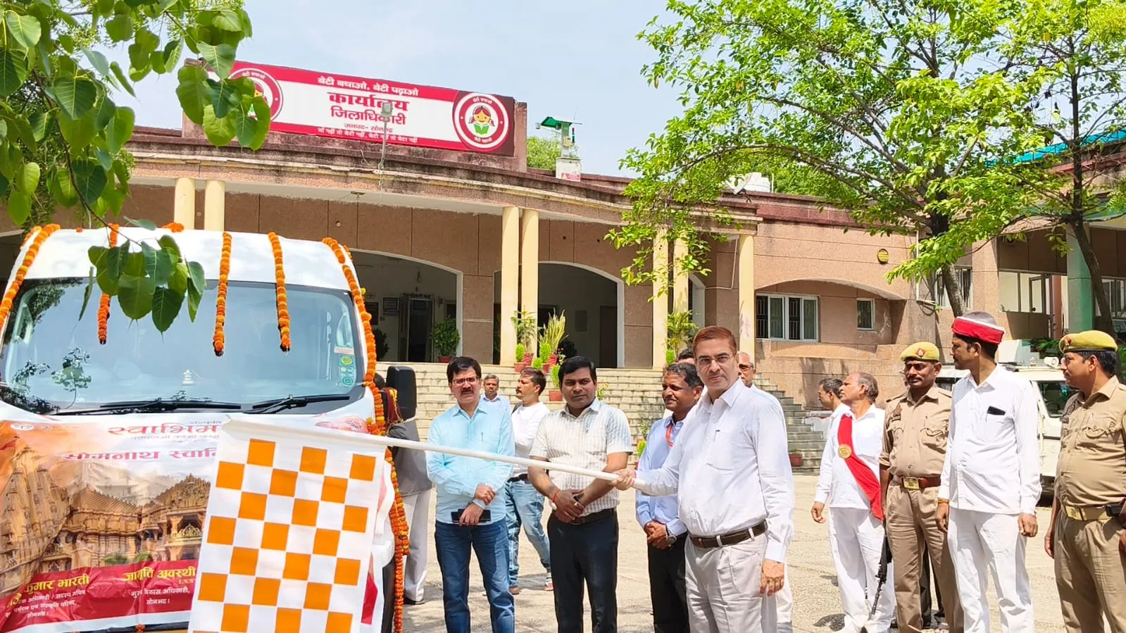 सोमनाथ स्वाभिमान पर्व के अवसर पर बस को हरी झंडी दिखाकर किया गया रवाना